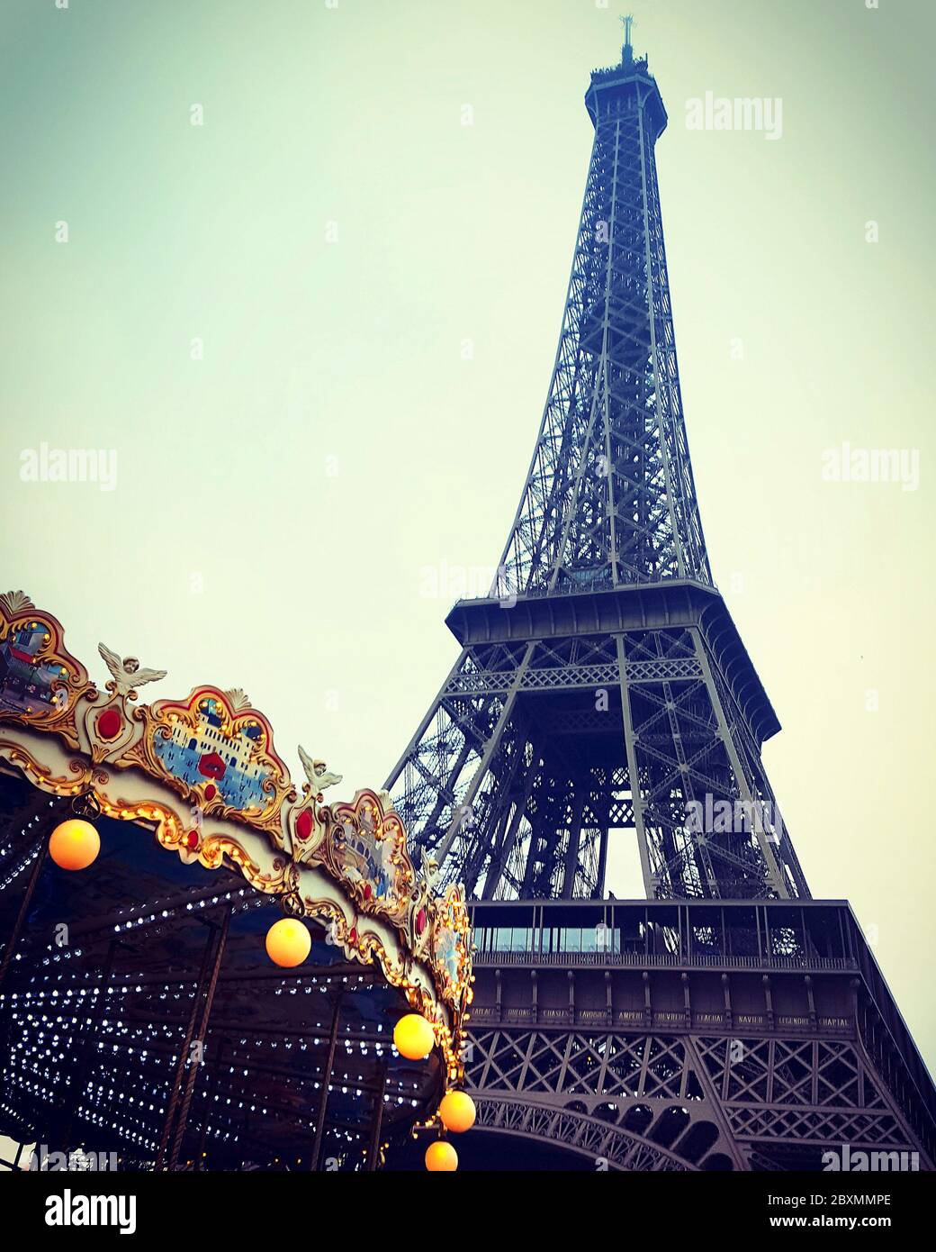 Altmodisches Karussell im Park in der Nähe des Eiffelturms. Paris. Ile de France. Frankreich. Stockfoto