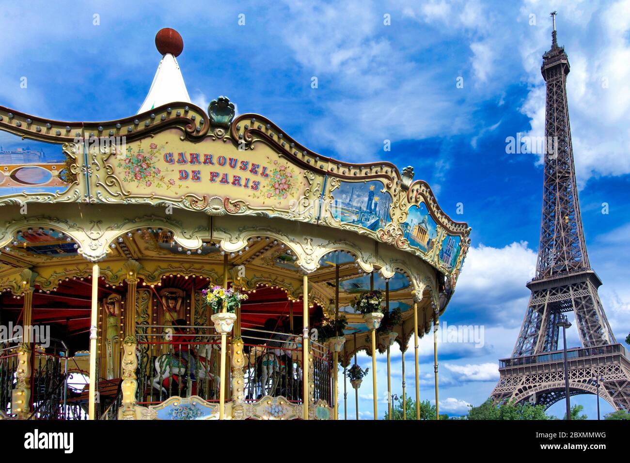 Paris. Altmodisches Karussell im Park in der Nähe des Eiffelturms. Ile de France. Frankreich. Stockfoto