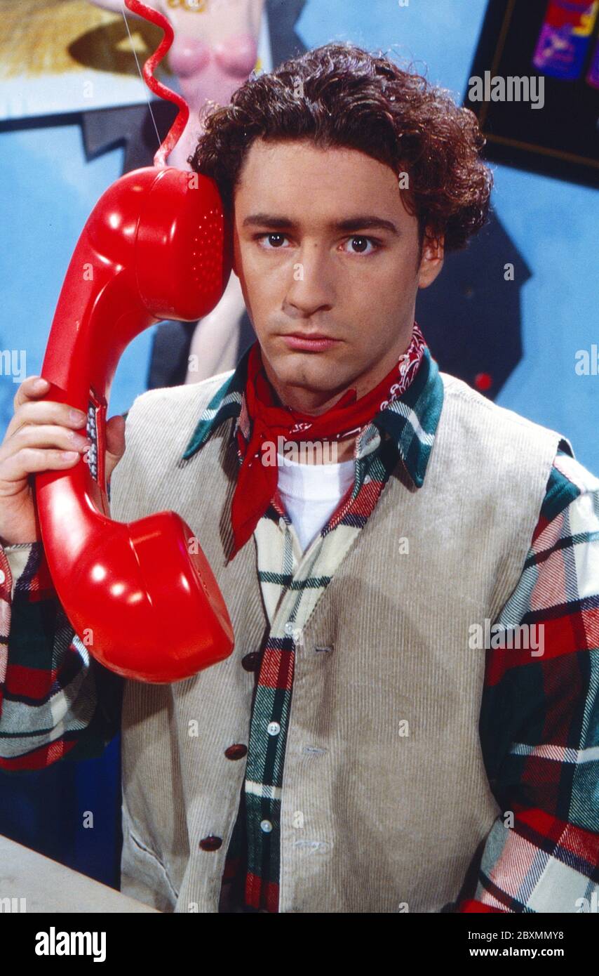 Moderator Thomas Tommy Krappweis mit übergroßem Telefon im Studio von Disney TV bei RTL in Köln, Deutschland 1994. Stockfoto