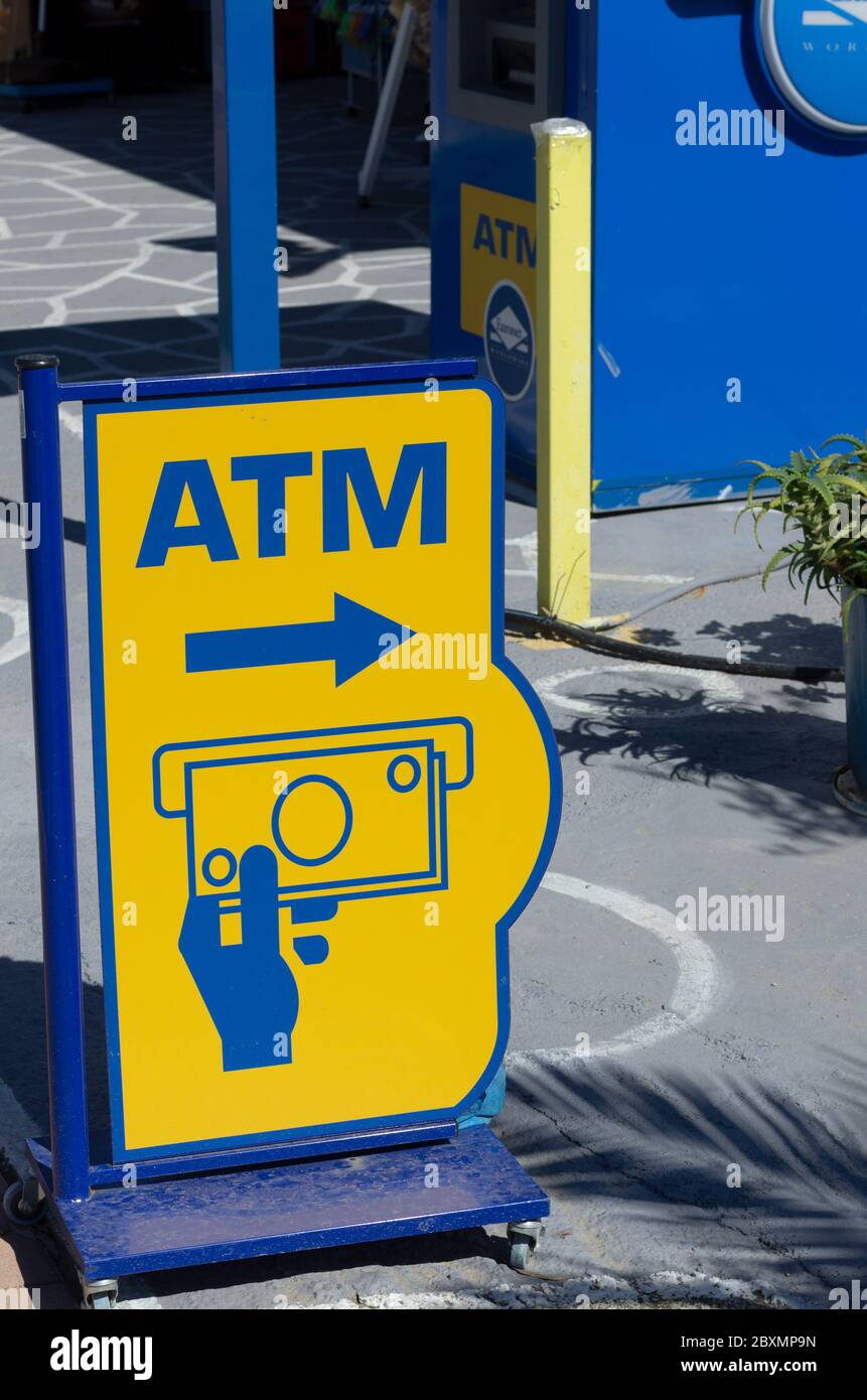 Kolymbia, Rhodos Insel, Griechenland - 24. Mai 2019: ATM Euronet Worldwide Company mit Symbol Hand mit einer Bankkarte Stockfoto