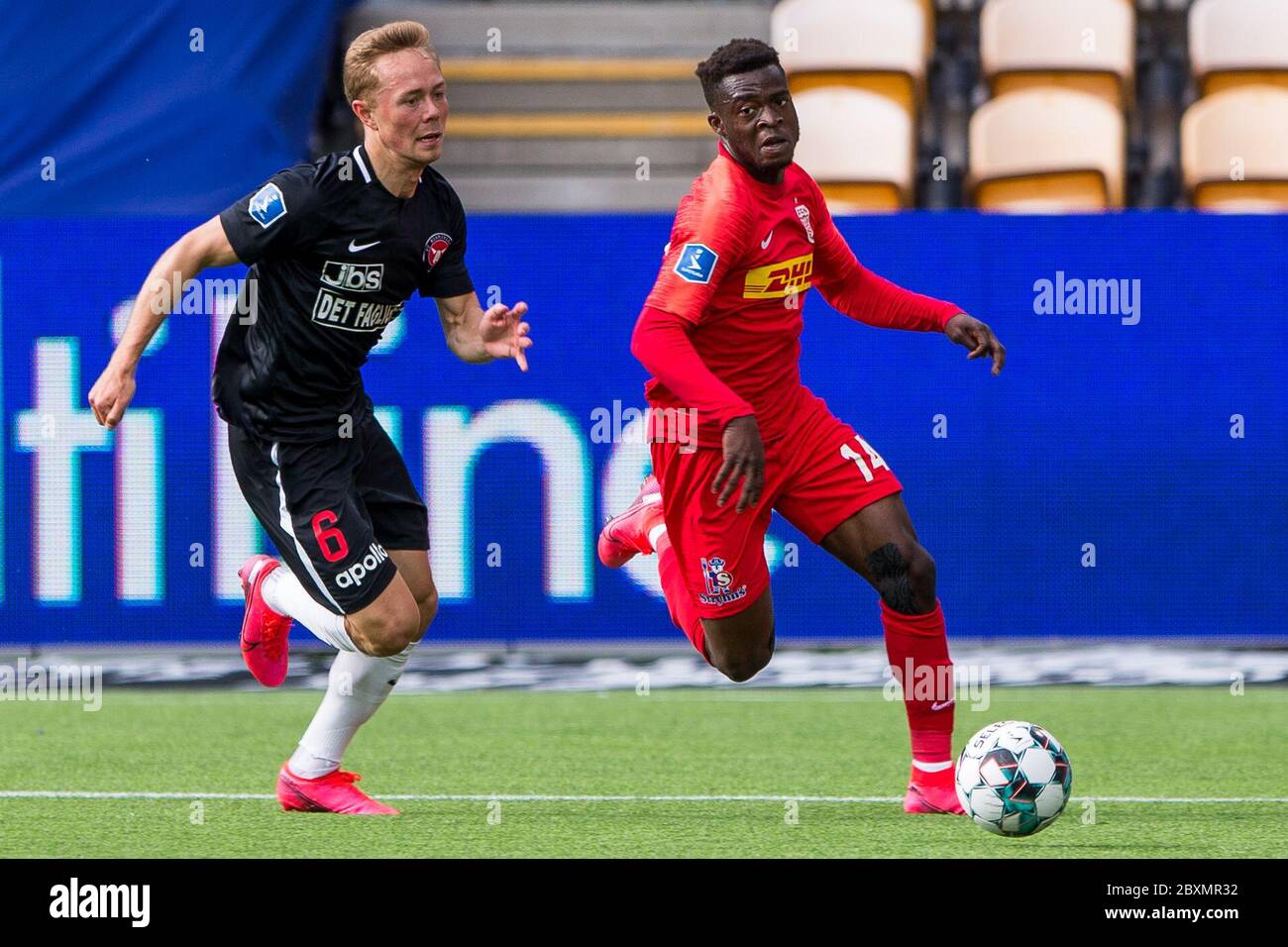 Farum, Dänemark. Juni 2020. Kamal-DEEN Sulemana (14) vom FC Nordsjaelland und Joel Andersson (6) vom FC Midtjylland beim 3F Superliga-Spiel zwischen FC Nordsjaelland und FC Midtjylland rechts vom Dream Park in Farum gesehen. (Foto: Gonzales Photo/Alamy Live News Stockfoto