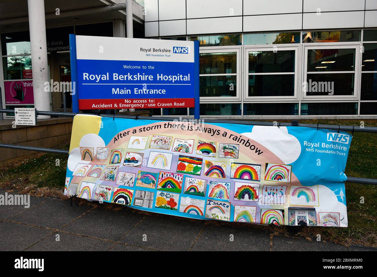 „nach einem Sturm gibt es immer einen Regenbogen“ Botschaft der Hoffnung Banner während Coronavirus Sperrung, Royal Berkshire Hospital UK Mai 2020 Stockfoto