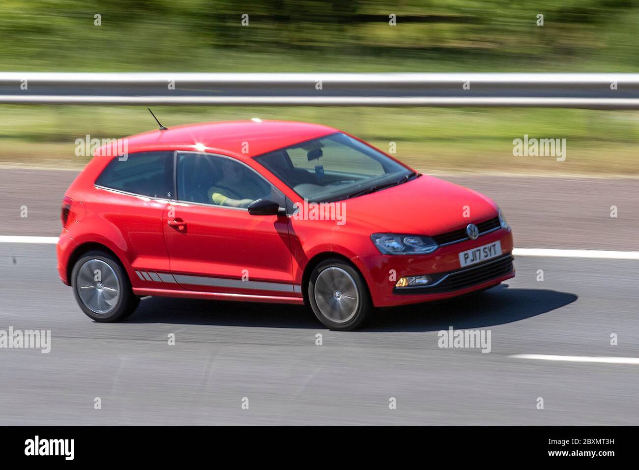 2017 rot Volkswagen Polo Beats; Fahrzeug Verkehr bewegende Fahrzeuge, Autos fahren Fahrzeug auf UK Straßen, Motoren, Autofahren auf der Autobahn M6 Autobahn Stockfoto