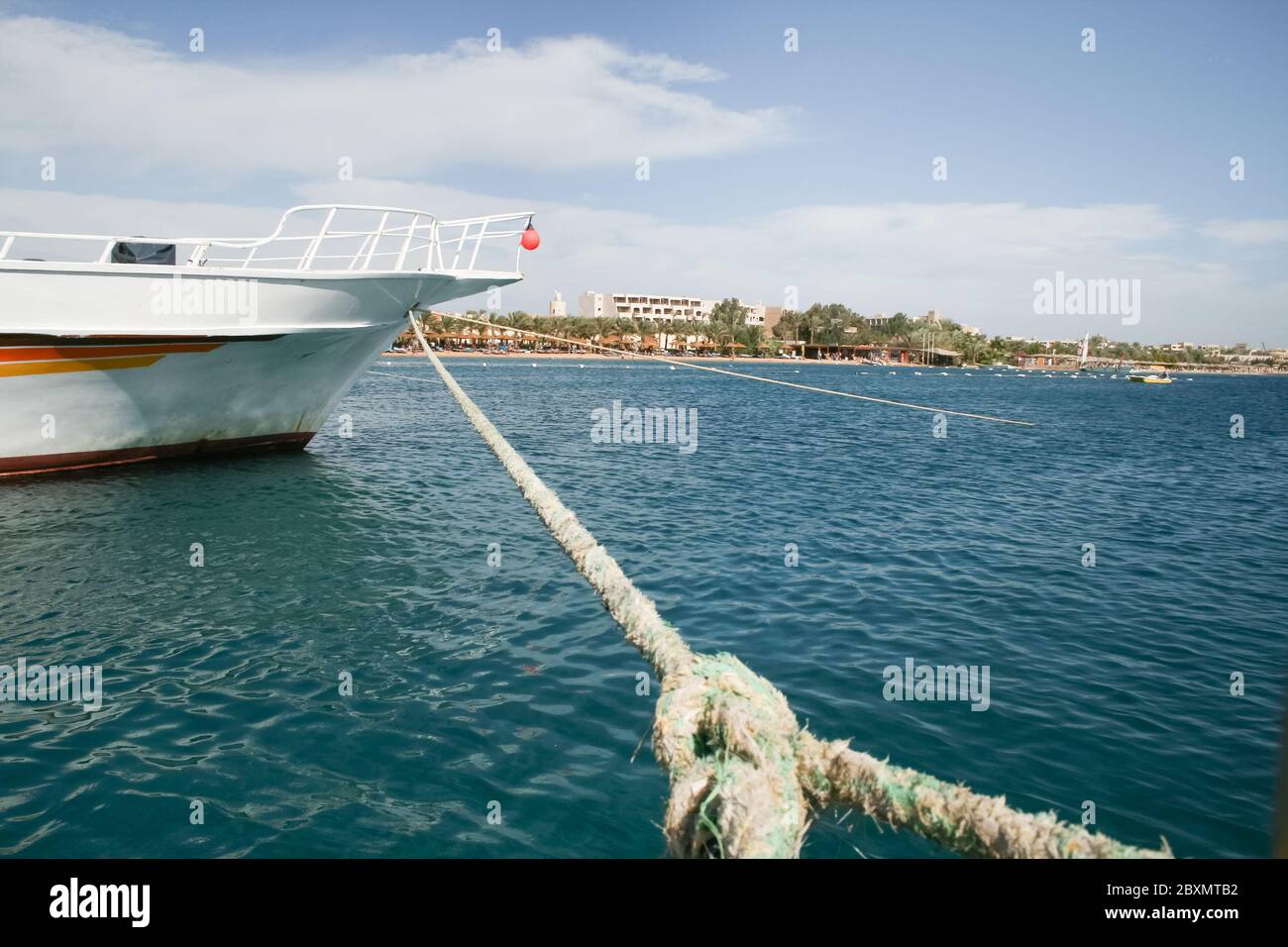 Jacht mit Anker. Vorderansicht des Bootes, das in einem Yachthafen festgemacht ist. Ägypten Stockfoto