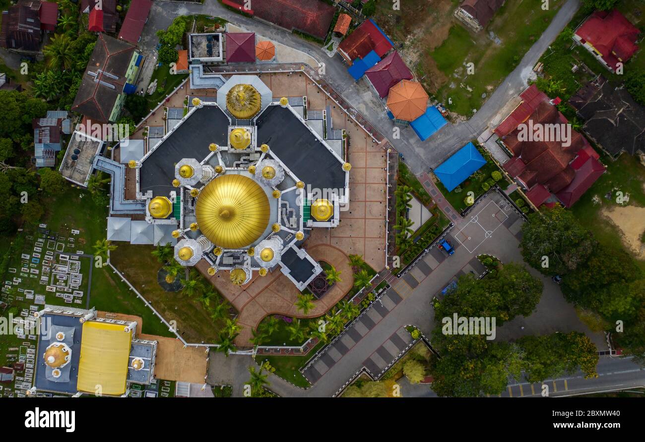 Luftaufnahme der schönen Ubudiah Moschee und der goldenen Kuppel in der ländlichen Kuala Kangsar Stadt des Perak Staates, Malaysia in den Morgenstunden. Stockfoto
