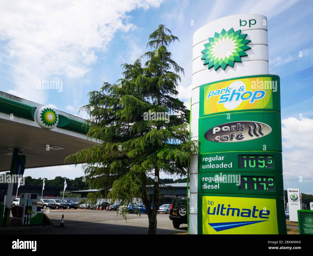 Cardiff, Großbritannien: 02. Juni 2020: BP Park and Shop Tankstelle Verkauf bleifrei und Diesel. BP plc ist ein britisches multinationales Öl- und Gasunternehmen. Stockfoto