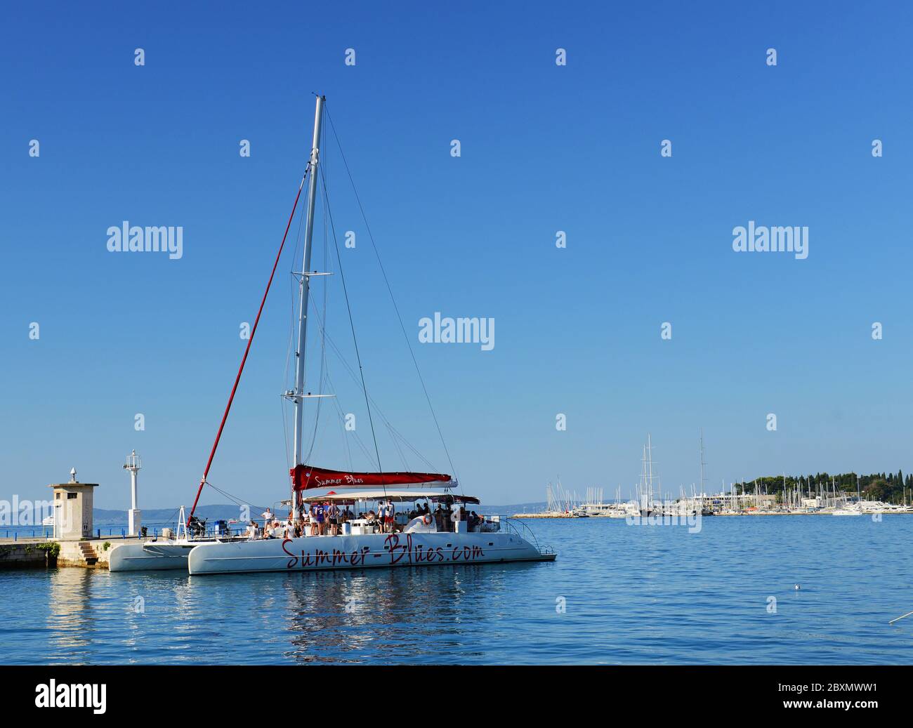 Eine Bootsfahrt auf der Kaštela-viken ( Kastela Bucht ) zwischen Split und Trogir, Kroatien 