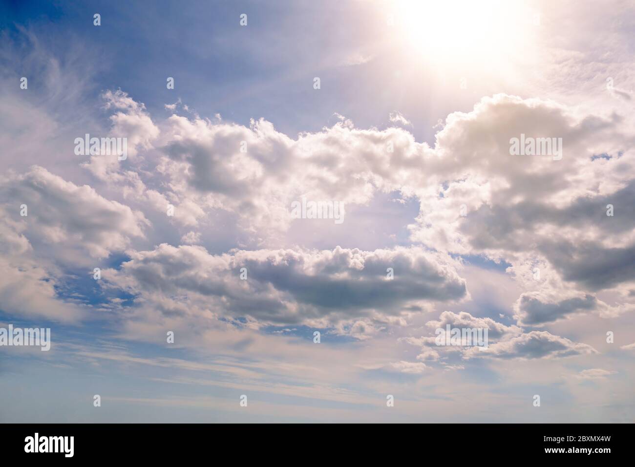 Helle Sommersonne in blauem Himmel mit weißen Wolken. Stockfoto