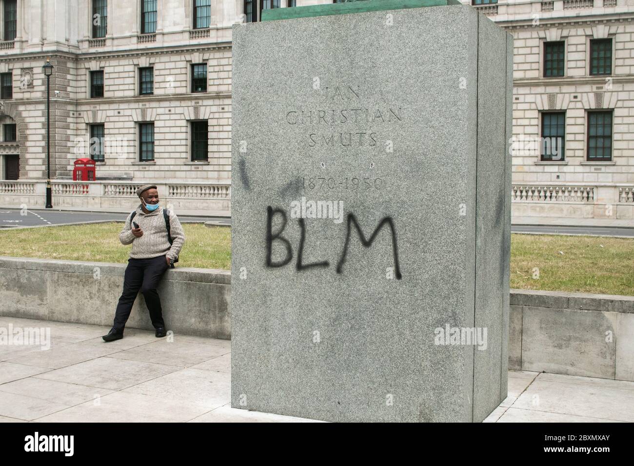 WESTMINSTER LONDON, GROSSBRITANNIEN. Juni 2020. Graffiti mit dem Wort "BLM" auf der Statue von Jan Smuts, einem südafrikanischen Staatsmann, auf dem Parlamentsplatz geschrieben, der während einer Black Lives Matter Demonstration entstellt wurde. Proteste haben in vielen Städten in Großbritannien nach dem Tod des Afrikaners George Floyd stattgefunden, der während der Polizeigewahrsam in Minneapolis, Minnesota am 25. Mai starb. Kredit: amer Ghazzal/Alamy Live News Stockfoto