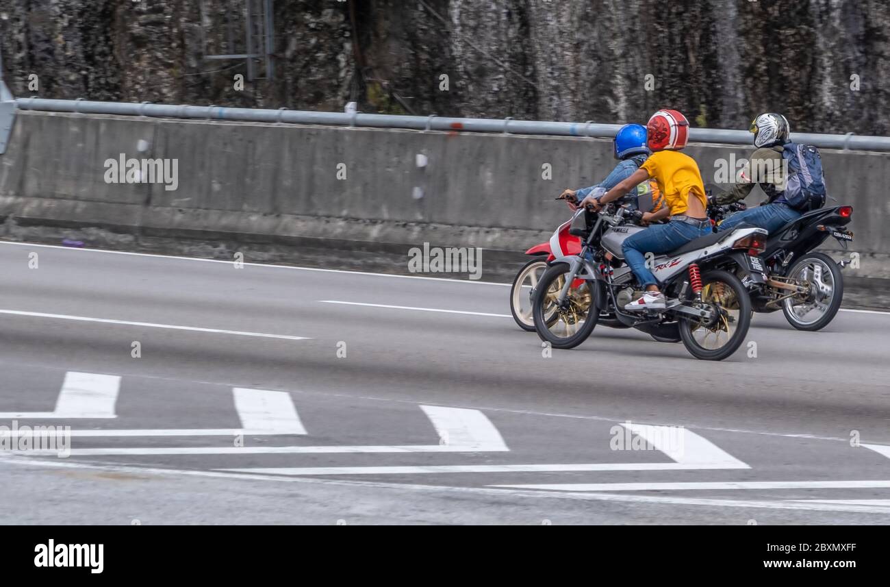 Männer fahren Motorrad auf malaysischen Nord-Süd-Autobahn in Perak Staat, Malaysia Stockfoto