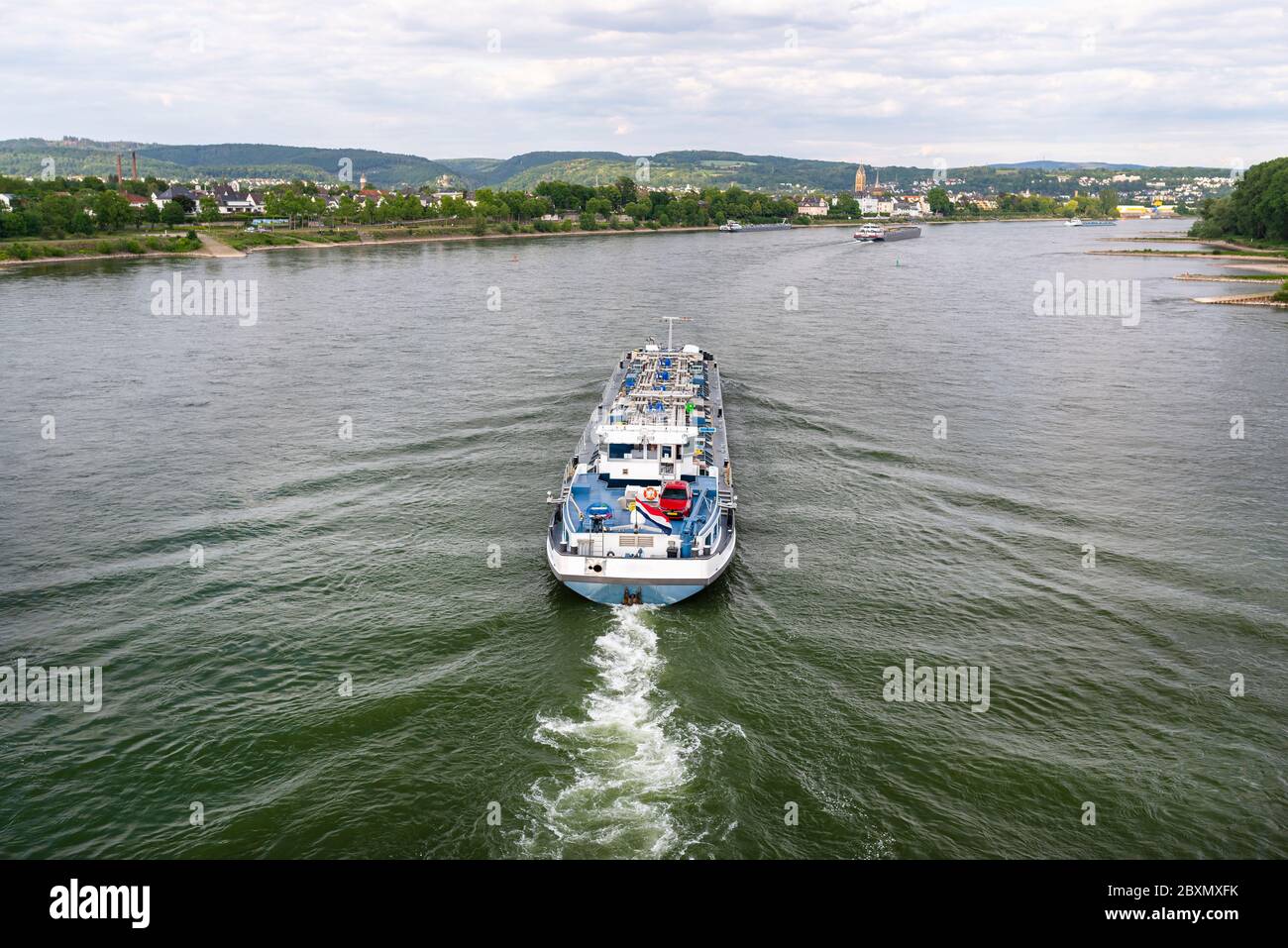 Ein großes Tankschiff, das in Deutschland auf dem Rhein segelt. Transport von Öl, Gas und Benzin, Ansicht von oben. Stockfoto