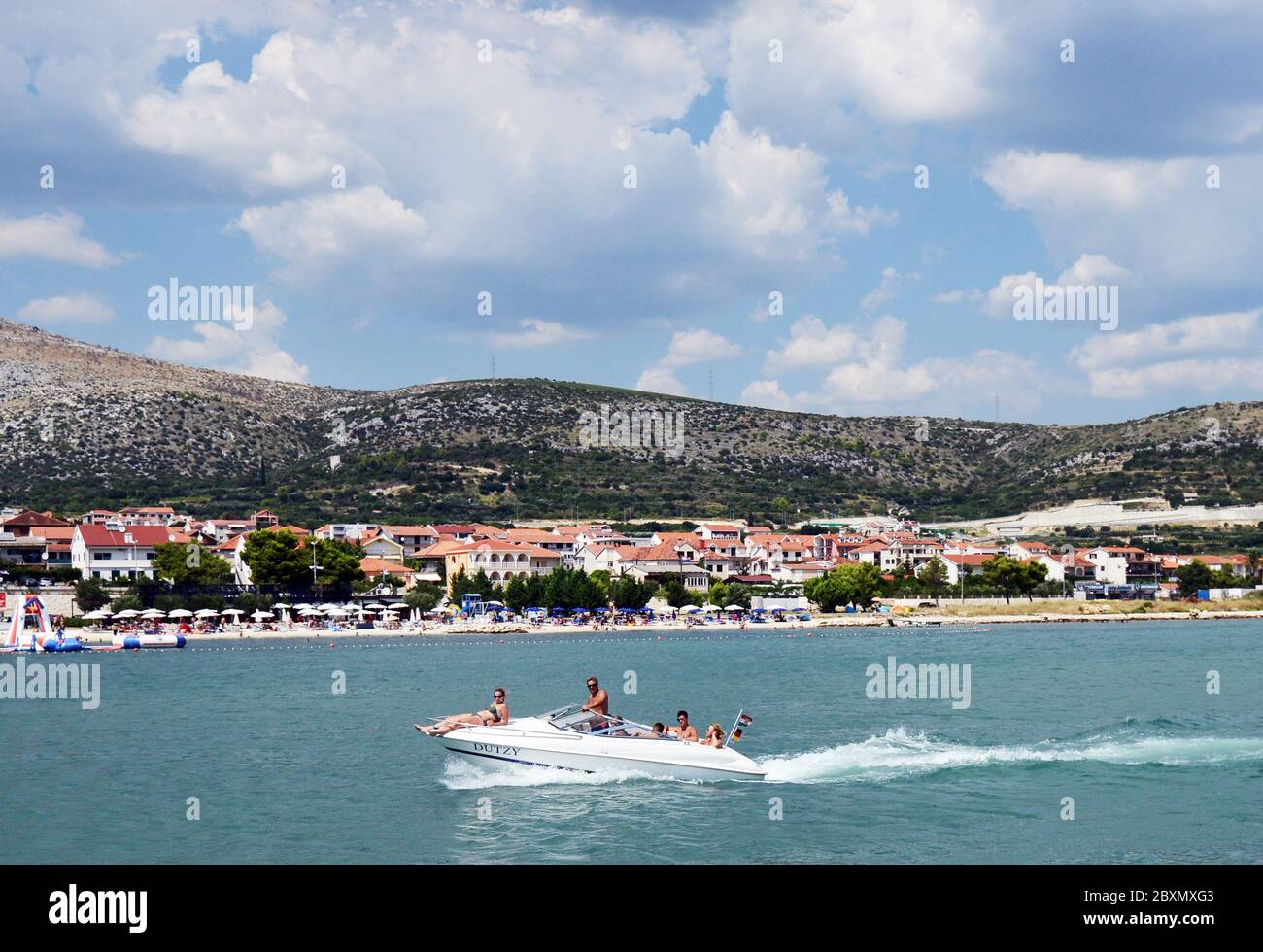 Eine Bootsfahrt auf der Kaštela-viken ( Kastela Bucht ) zwischen Split und Trogir, Kroatien. Stockfoto