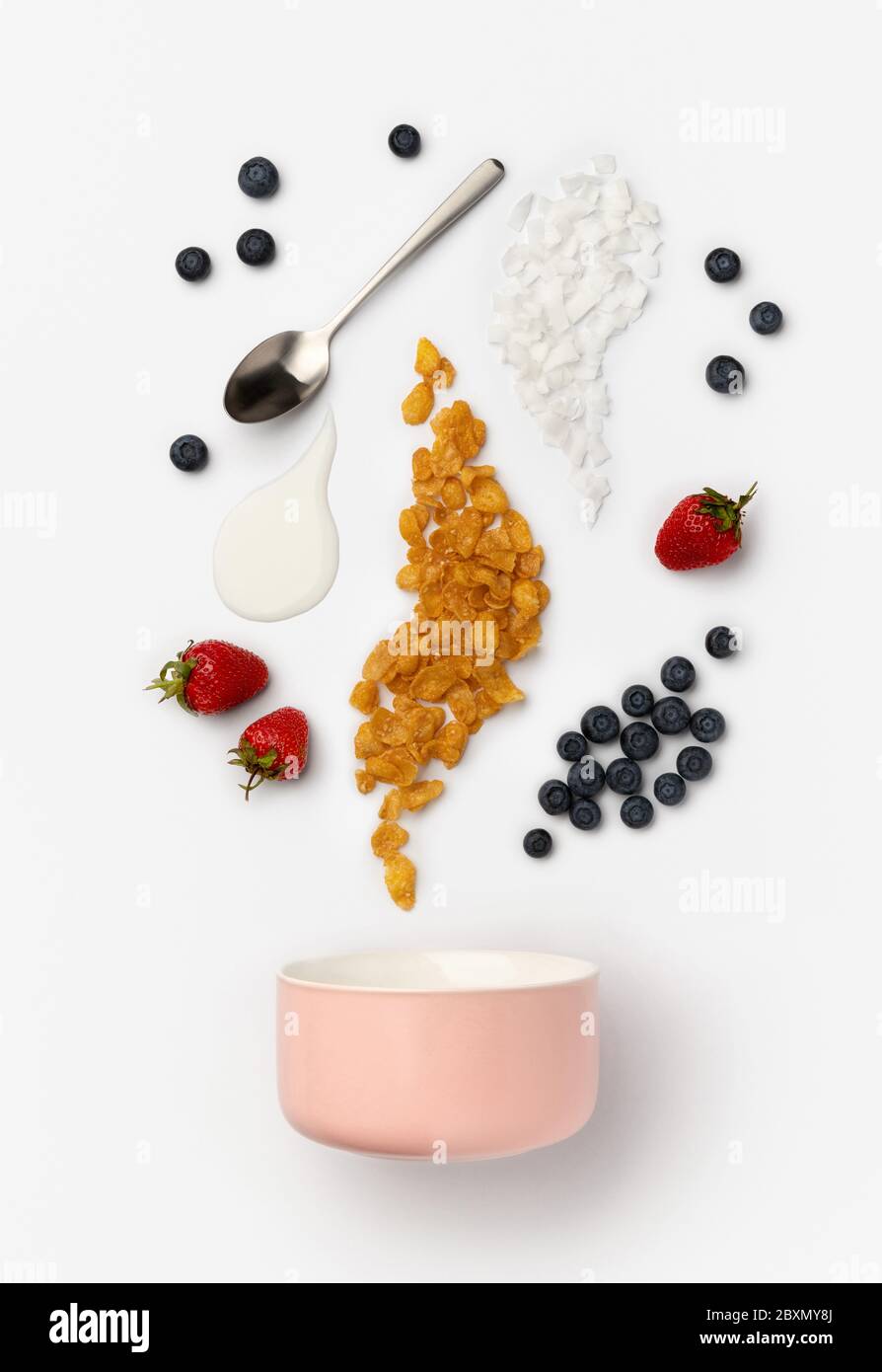 Beere, Cornflakes und Joghurt gießt in Keramikschale Stockfoto