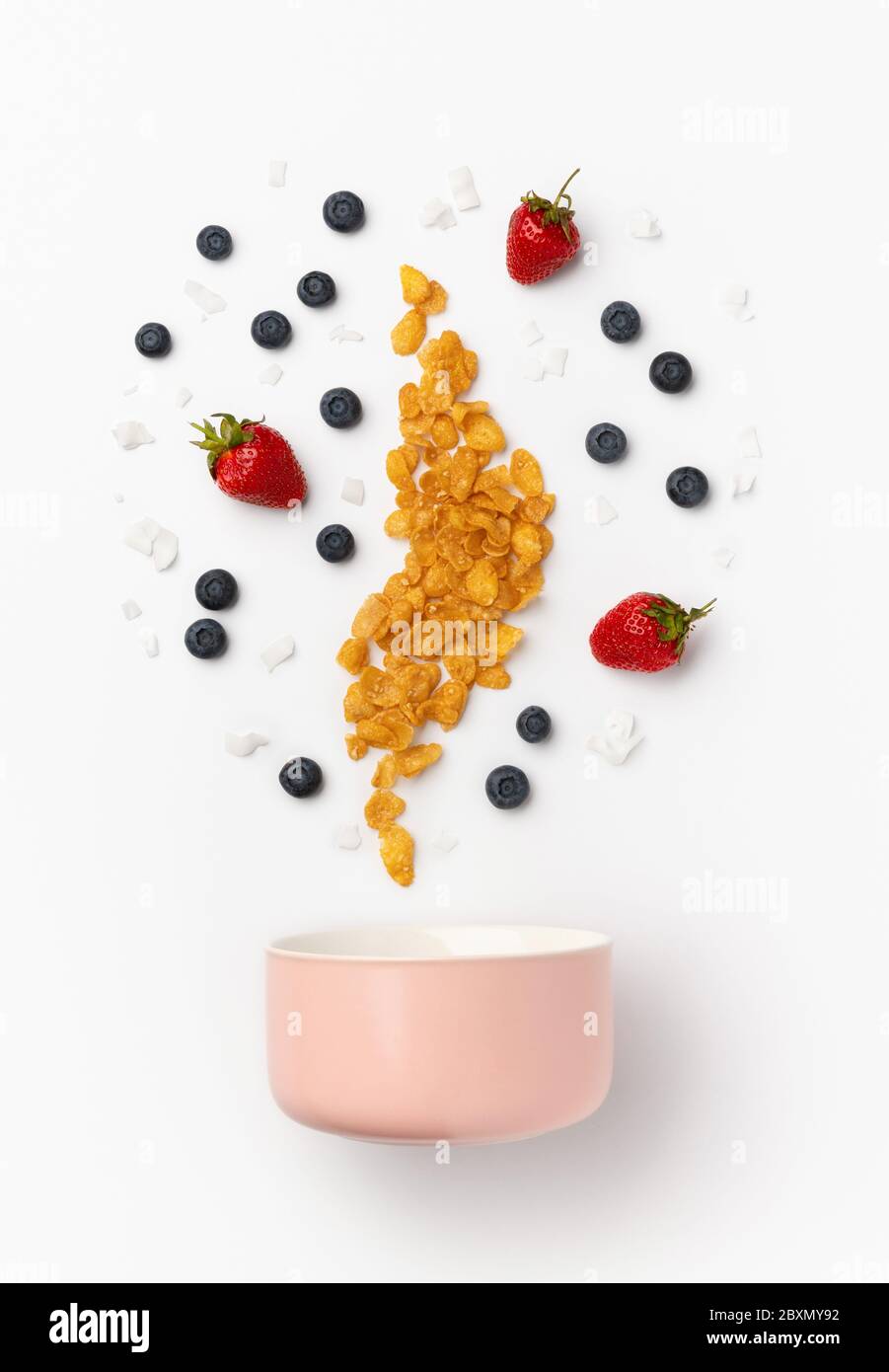 Beere, Cornflakes und Joghurt gießt in Keramikschale Stockfoto