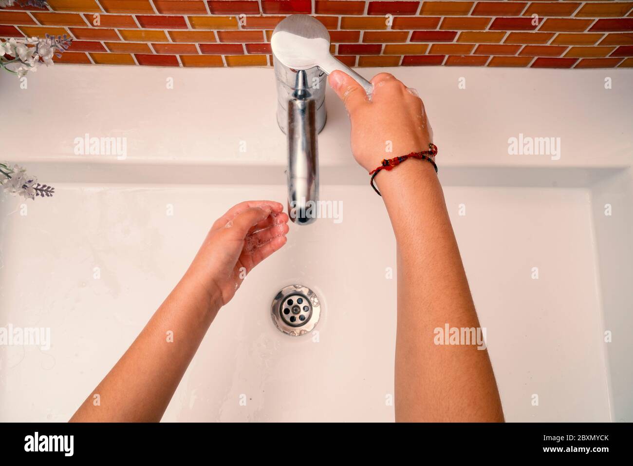 Kinder waschen Hand zur Desinfektion und Corona-Virus covid-19 Schutz. Stockfoto