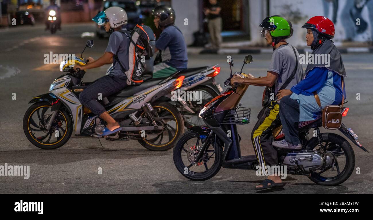 Motorrad-Fahrer Fahrrad in ländlichen Kuala Kangsar Stadt, Perak, Malaysia, in der Nacht. Stockfoto