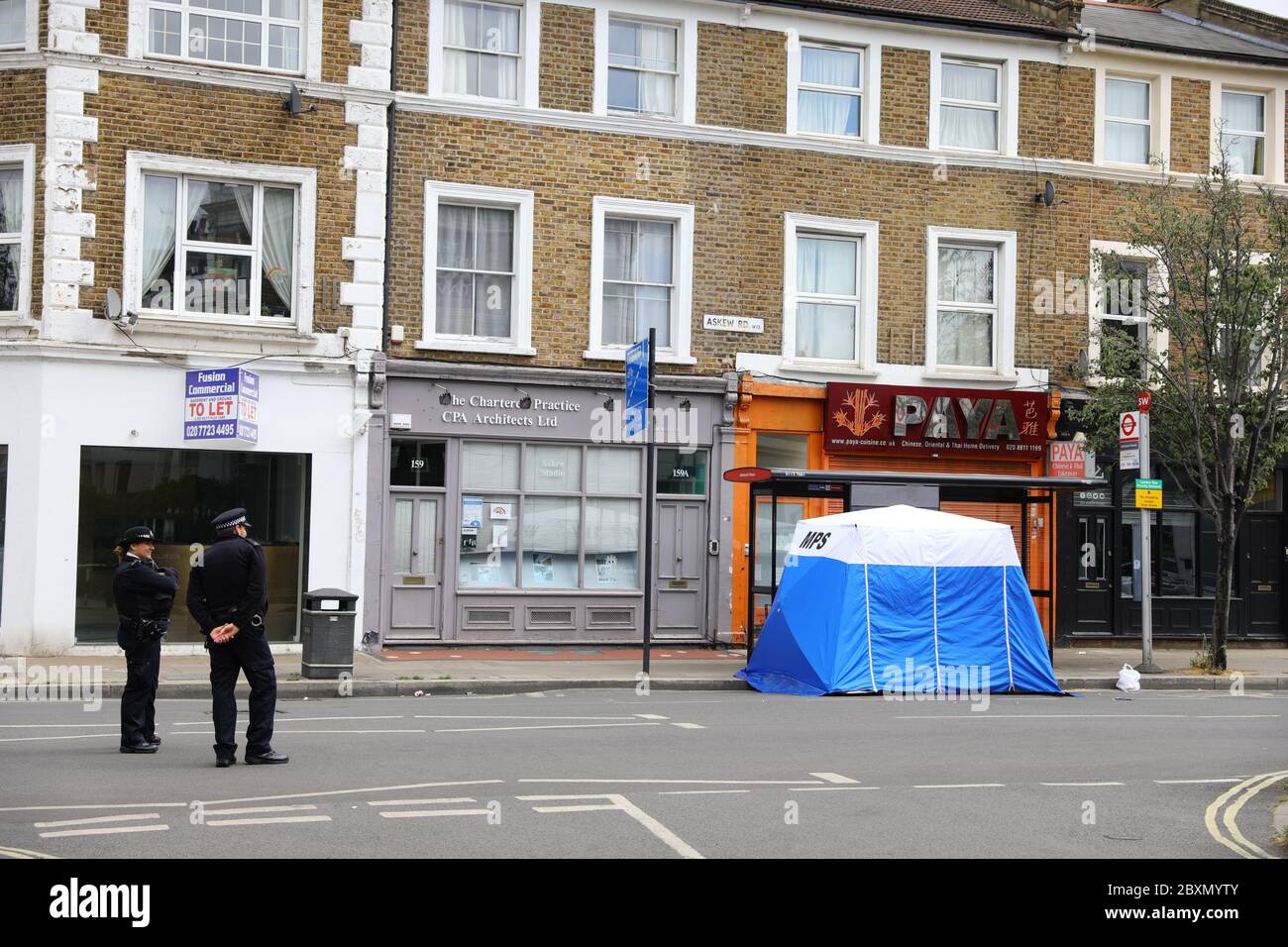 Ein Polizeizelt am Tatort in der Askew Road, Shepherd's Bush, West London, als eine Morduntersuchung eingeleitet wurde, nachdem ein Mann erschossen wurde. Das Opfer, das vermutlich um die 20 Jahre war, wurde in den frühen Morgenstunden des Montags mit Schusswunden gefunden. Stockfoto