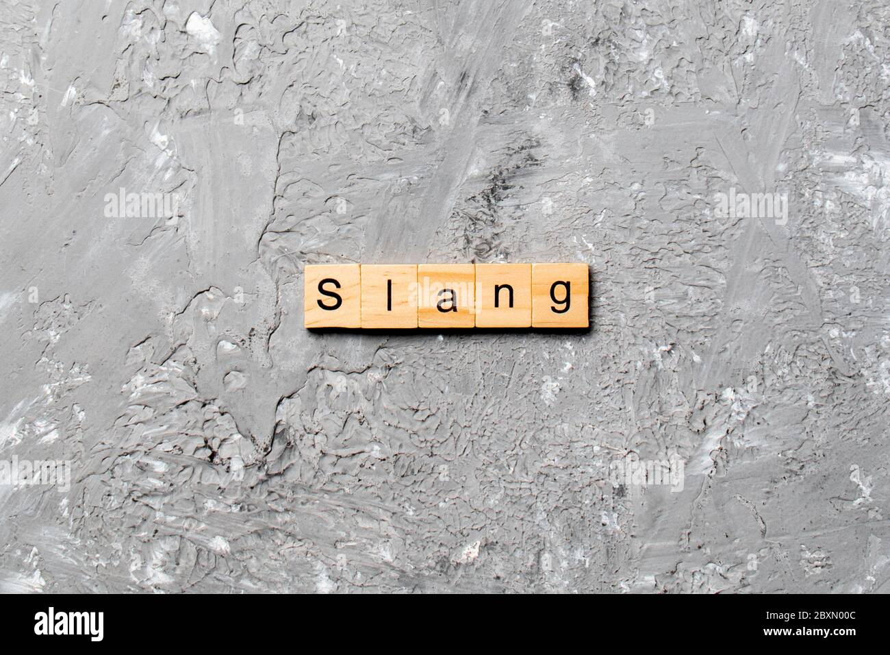 Slang Word auf Holz Block geschrieben. slang Text auf Tisch, Konzept. Stockfoto