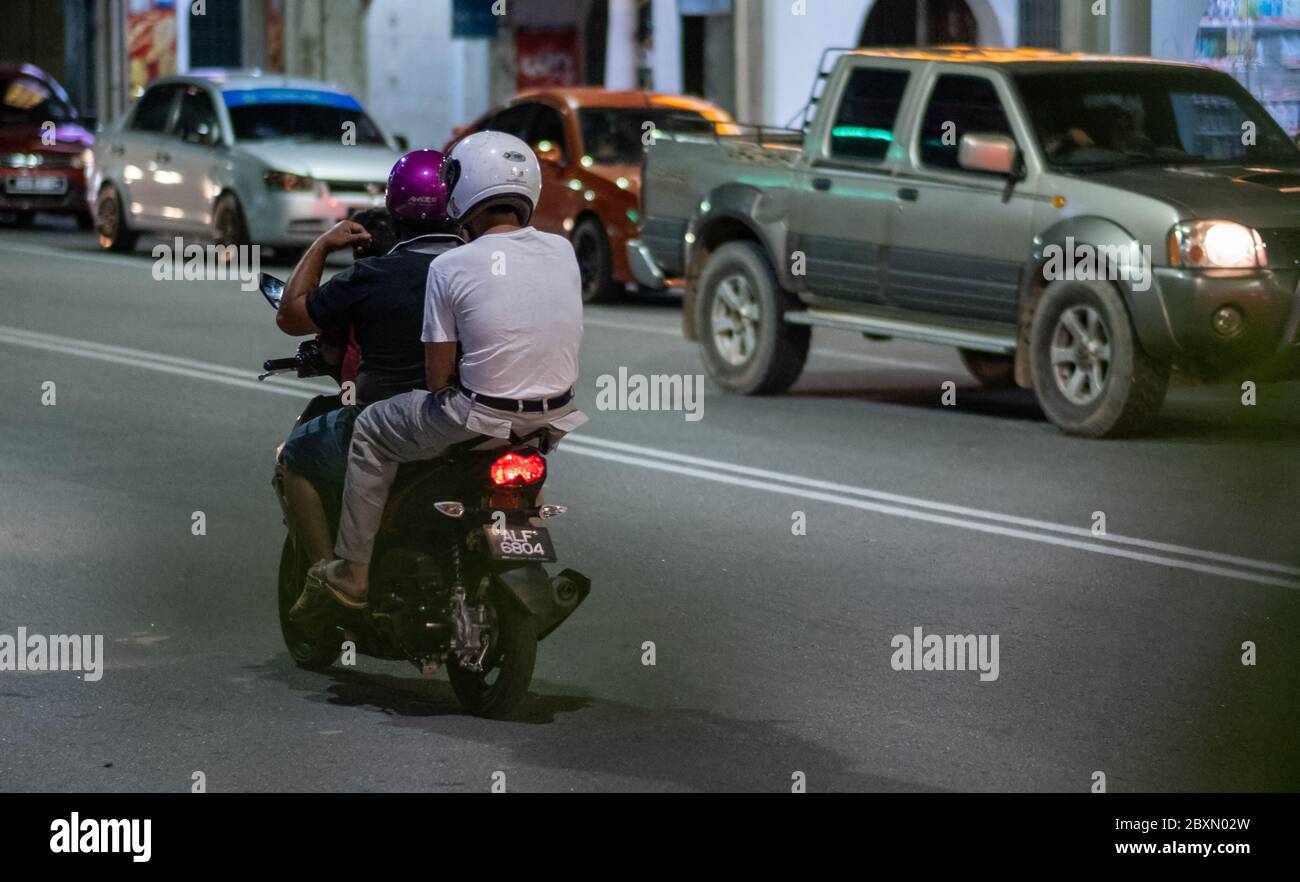 Motorrad-Fahrer Fahrrad in ländlichen Kuala Kangsar Stadt, Perak, Malaysia, in der Nacht. Stockfoto