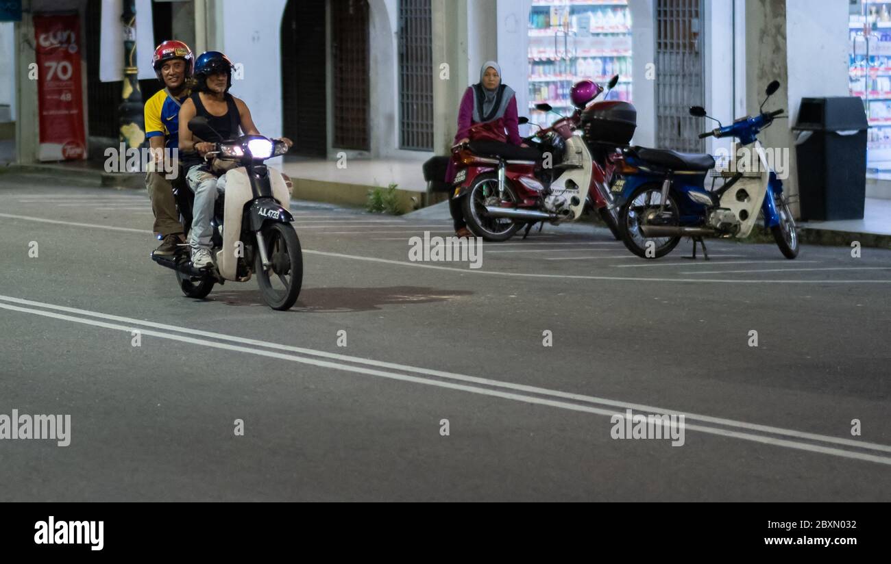 Motorrad-Fahrer Fahrrad in ländlichen Kuala Kangsar Stadt, Perak, Malaysia, in der Nacht. Stockfoto