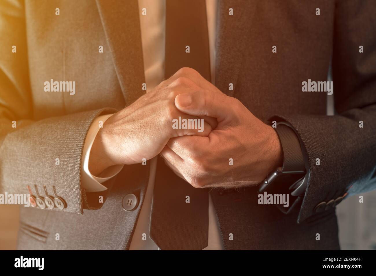 Nervöse Geschäftsmann Hände zusammenschellen, Nahaufnahme mit selektivem Fokus Stockfoto
