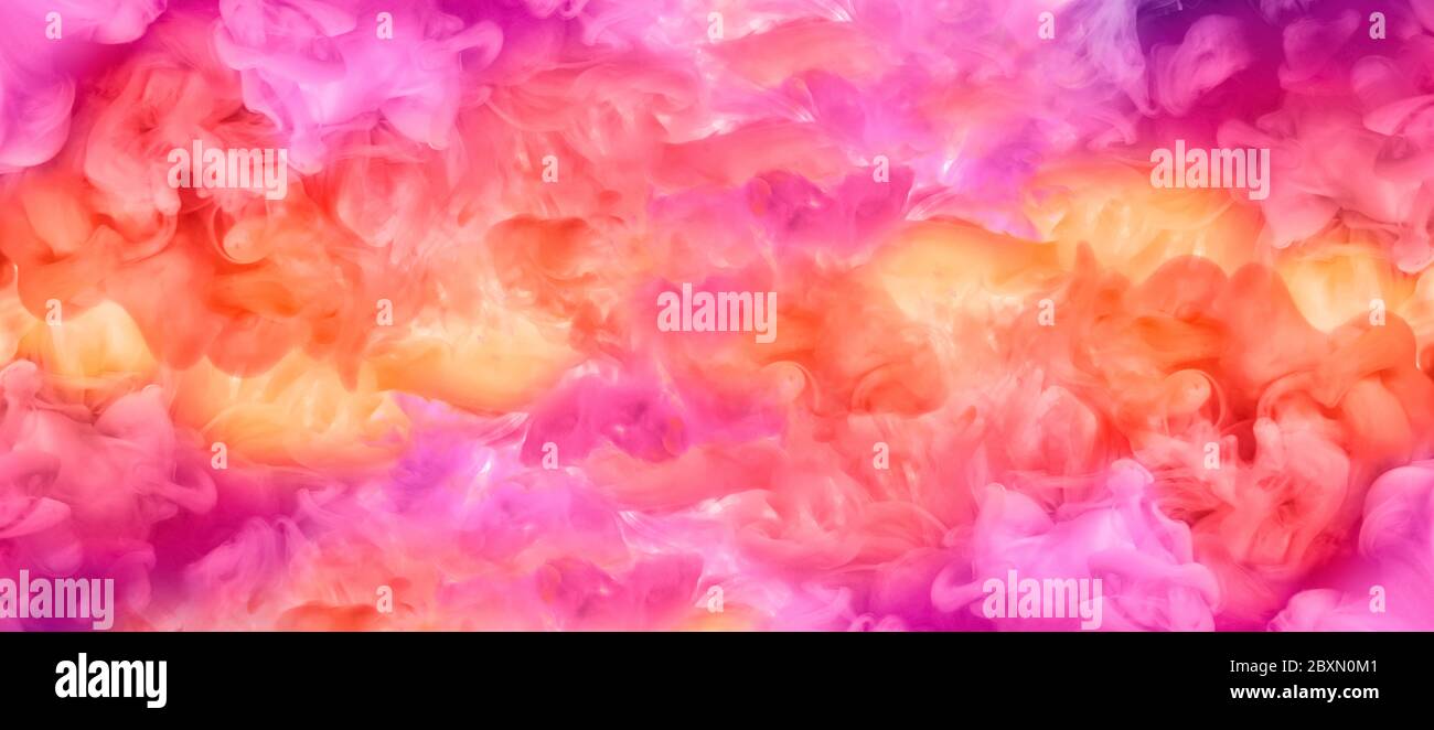 Abstraktes Hintergrundbanner mit bunten rosa, lila, orange und gelben Farbnuancen von Acrylfarbe in Wasser. Festival der Farben. Panorama mit Farbexplosion Stockfoto