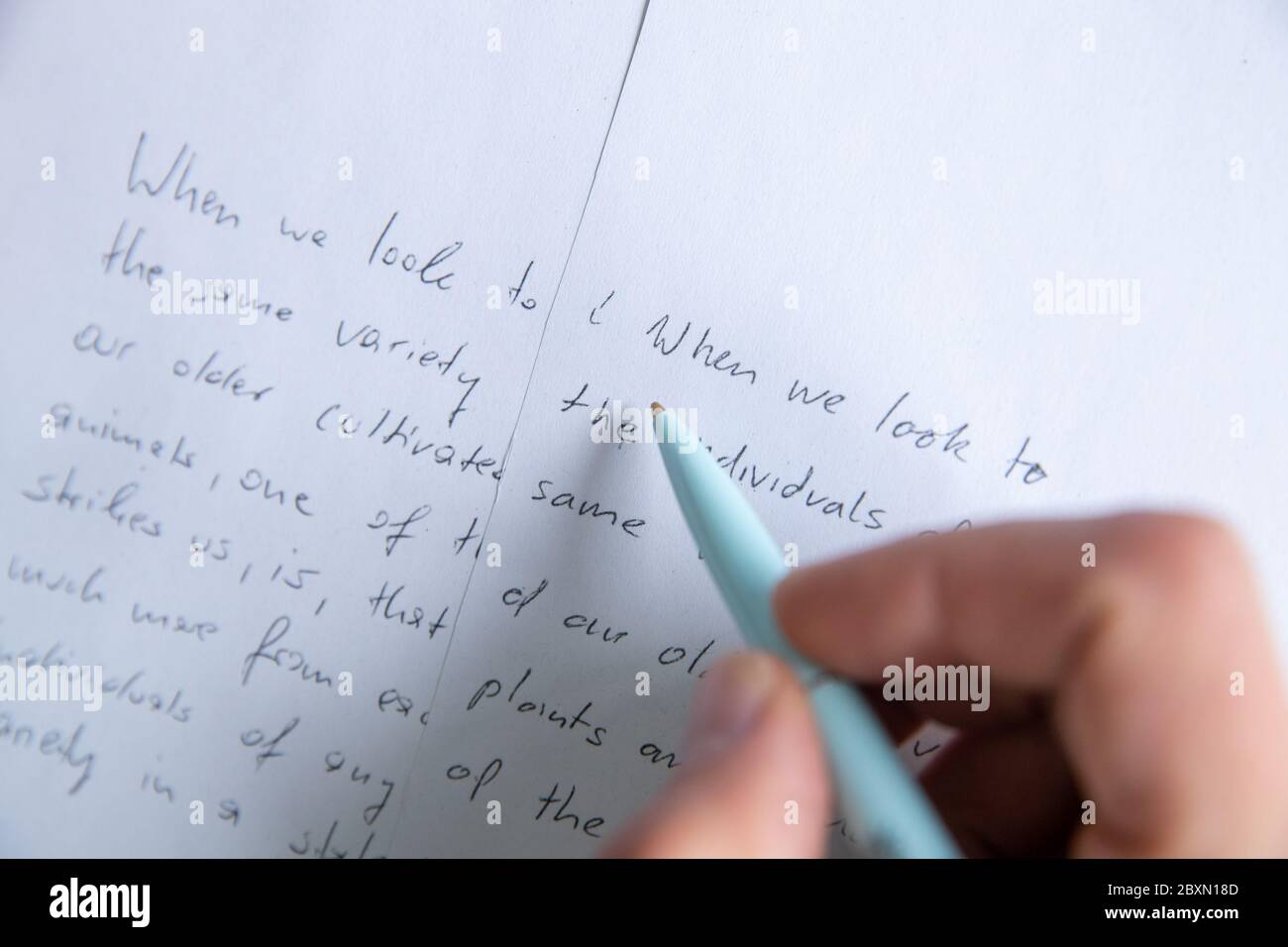 05. Juni 2020, Bayern, Erlangen: In der Abteilung Mustererkennung der Universität Erlangen-Nürnberg befinden sich Ausdrucke eines Mustertextes auf einer Tabelle. Der Text links ist handschriftlich, der Text rechts ist ein automatisch generierter Text mit dem Algorithmus zur Handschriftimitate im Stil des Originals. Erlangen-Forscher imitieren mit künstlicher Intelligenz die Handschrift. Ein Ziel ist es, Menschen zu ermöglichen, Texte in eigener Handschrift zu schreiben, die sich aufgrund von Verletzungen oder anderen Beeinträchtigungen nicht mehr selbst schreiben können. Foto: Daniel Karmann/dpa Stockfoto