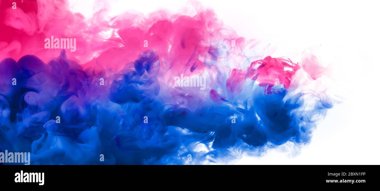 Abstraktes Hintergrundbanner mit farbenfrohen rosa, lila und blauen Farbnuancen von Acrylfarbe in Wasser. Festival der Farben. Farbexplosion Panorama isoliert Stockfoto