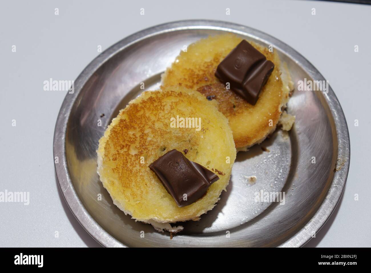 Brottoast in Scheiben auf weißem Hintergrund isoliert Stockfoto