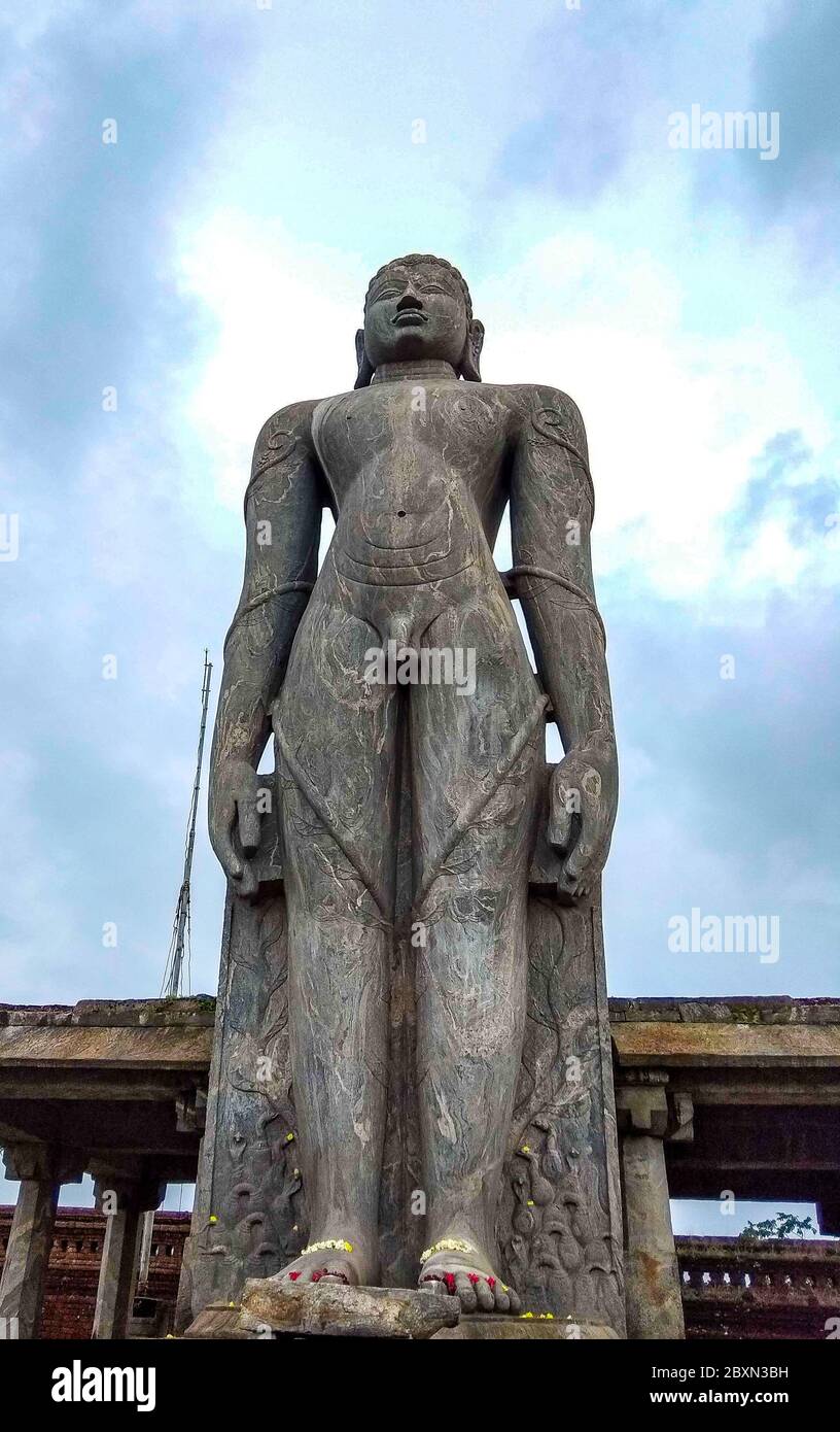 Gomateshwara Bahubali Statue in Shravanabelagola ist eines der wichtigsten Wallfahrtsorte im Jainismus. Die höchste monolithische Statue in der. Stockfoto