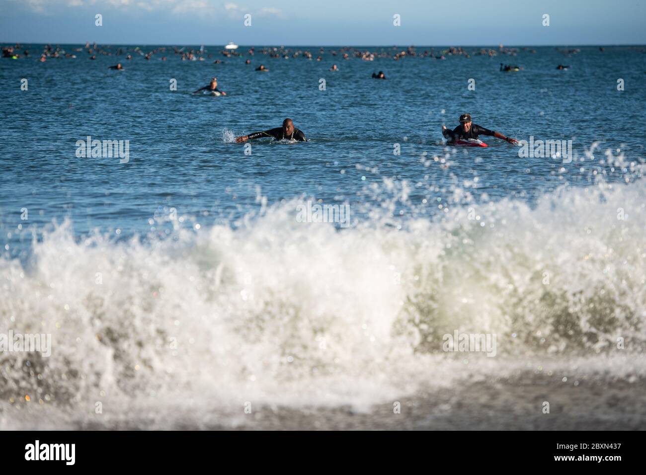 Santa Cruz, Ca. Juni 2020. Die Demonstranten nehmen am 7. Juni 2020 nach dem Tod von George Floyd an einem "Paddel-out" in Erinnerung an George Floyd am Cowell Beach in Santa Cruz, Kalifornien, Teil. Kredit: Chris Tuite/Image Space/Media Punch/Alamy Live News Stockfoto