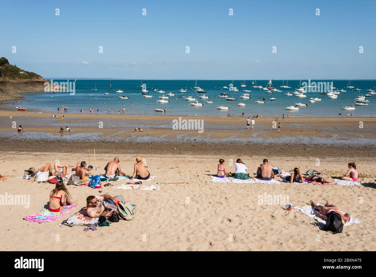 Menschen genießen Sommertag am Sandstrand, Port Mer, Cancale, Bretagne, Frankreich Stockfoto