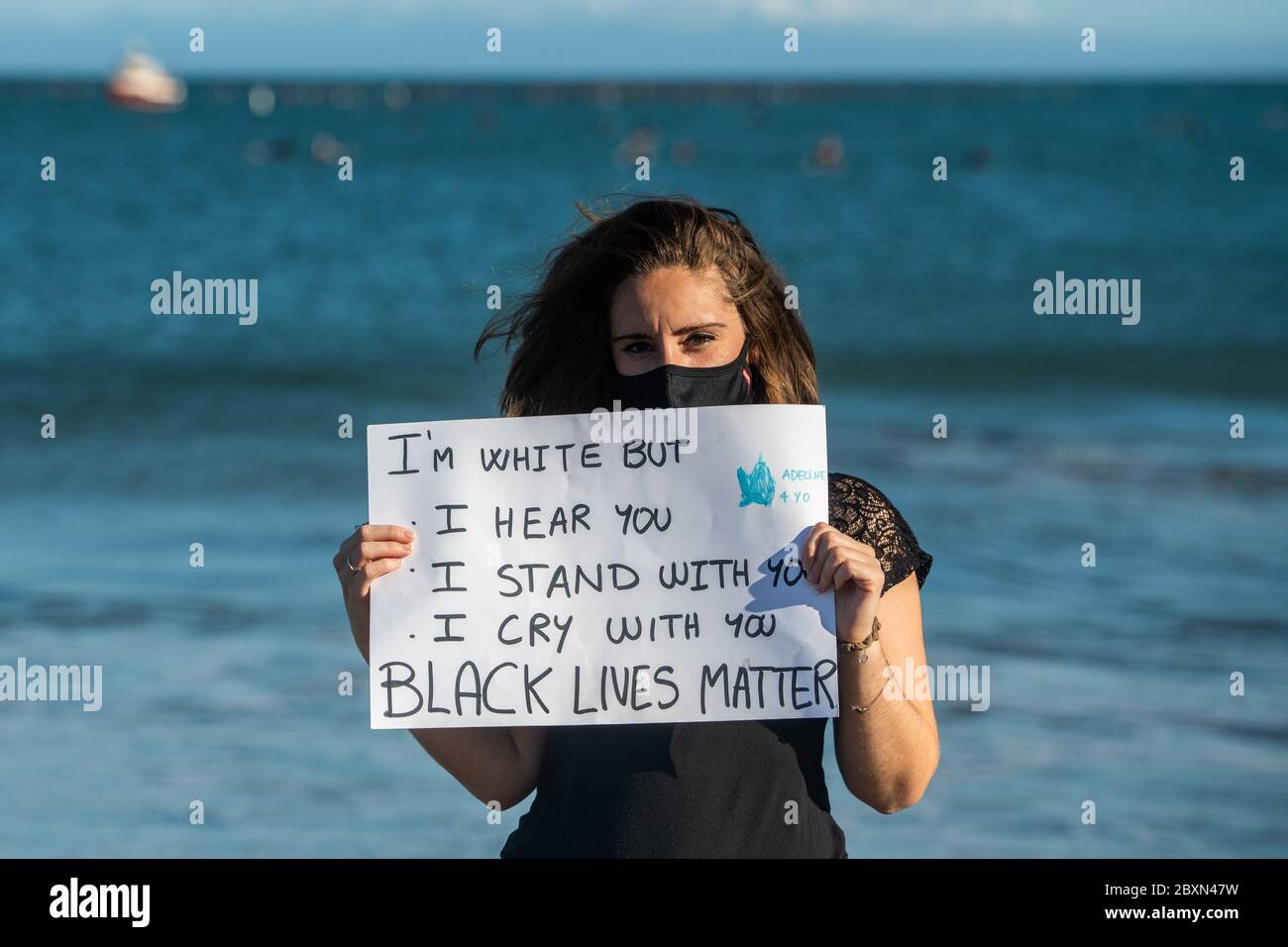 Santa Cruz, Ca. Juni 2020. Die Demonstranten nehmen am 7. Juni 2020 nach dem Tod von George Floyd an einem "Paddel-out" in Erinnerung an George Floyd am Cowell Beach in Santa Cruz, Kalifornien, Teil. Kredit: Chris Tuite/Image Space/Media Punch/Alamy Live News Stockfoto