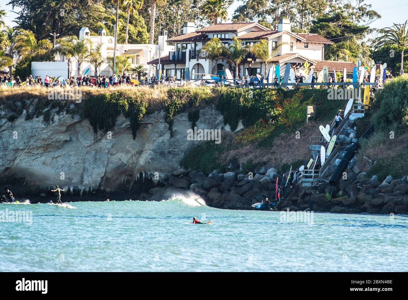 Santa Cruz, Ca. Juni 2020. Die Demonstranten nehmen am 7. Juni 2020 nach dem Tod von George Floyd an einem "Paddel-out" in Erinnerung an George Floyd am Cowell Beach in Santa Cruz, Kalifornien, Teil. Kredit: Chris Tuite/Image Space/Media Punch/Alamy Live News Stockfoto