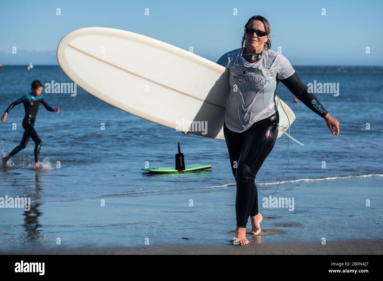 Santa Cruz, Ca. Juni 2020. Die Demonstranten nehmen am 7. Juni 2020 nach dem Tod von George Floyd an einem "Paddel-out" in Erinnerung an George Floyd am Cowell Beach in Santa Cruz, Kalifornien, Teil. Kredit: Chris Tuite/Image Space/Media Punch/Alamy Live News Stockfoto