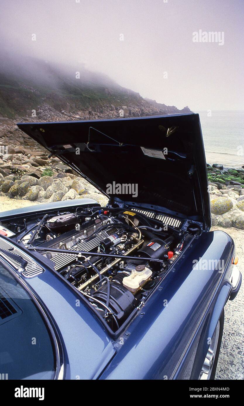 Motor eines Jaguar XJ6 Sovereign 4.2 1986 in Cornwall, Großbritannien Stockfoto