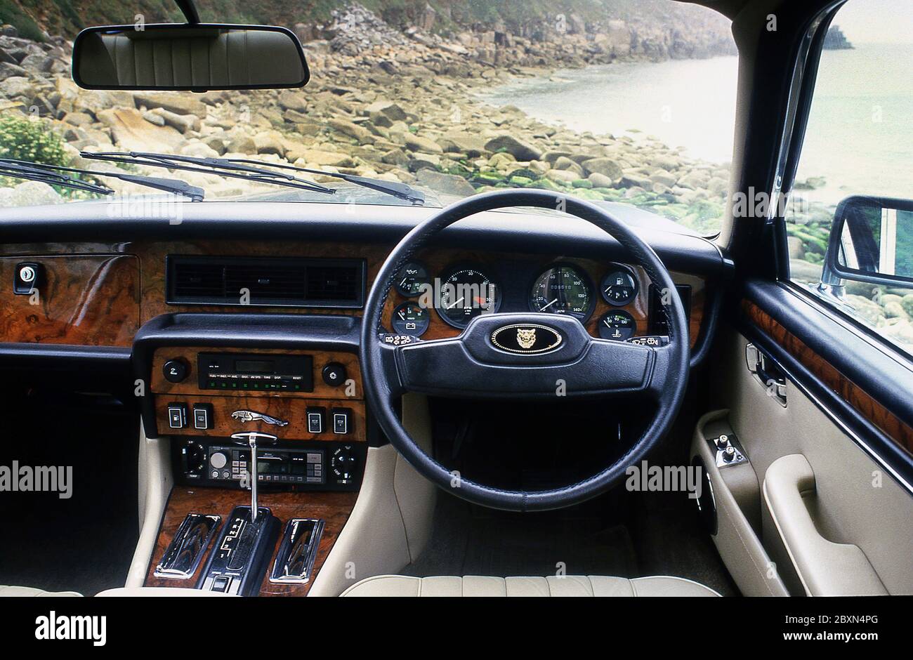 Innenraum eines Jaguar XJ6 Sovereign 4.2 1986 in Cornwall, Großbritannien Stockfoto