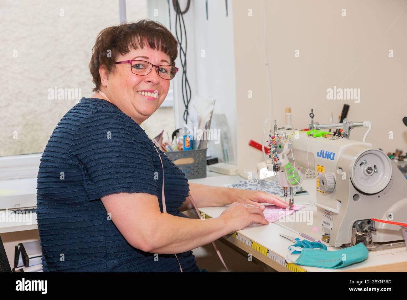 Carrigaline, Cork, Irland. Juni 2020. Alicja Tomaszewska wieder bei der Arbeit an ihrer Nähmaschine in ihrem Ladenbau von Alicja in Carrigaline, Co. Cork. Ihr Geschäft war seit Mitte März geschlossen und erst jetzt als Teil der zweiten Phase des Plans der Regierung zur Wiedereröffnung der Gesellschaft nach der Covid-19-Pandemie eröffnet worden. - Credit; David Creedon / Alamy Live News Stockfoto