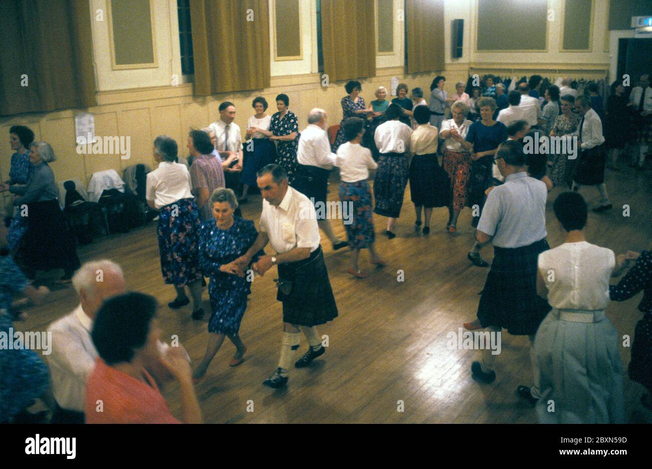 Schottischer Country Dance Paare, die Spaß an ihrem Hobby haben, in der Lesser City Hall Perth Schottland 1989. 1980er Jahre Schottland UK HOMER SYKES Stockfoto