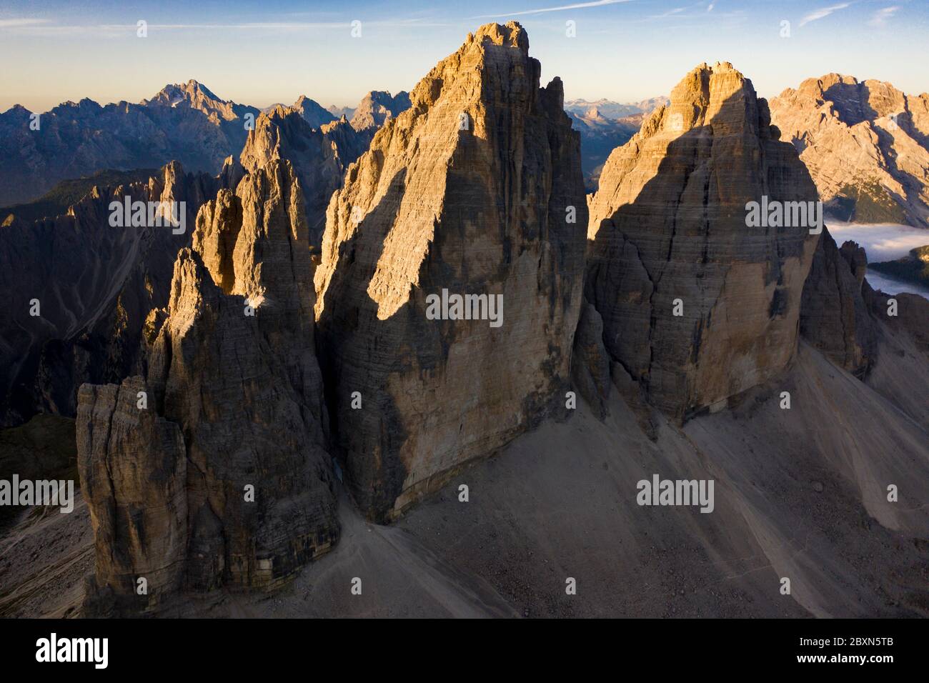 Tre Cime di Lavaredo von oben an der ersten Ampel Des Tages - Sextner Dolomiten Stockfoto