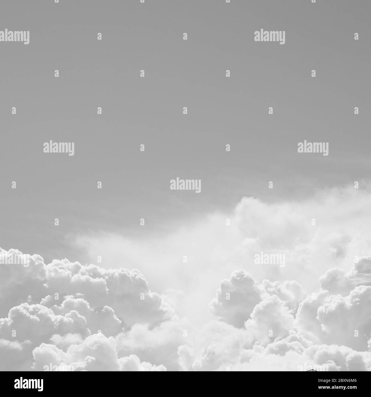 Schwarz-weißes Bild von Himmel und Wolken, Platz für eine Inschrift. Stockfoto