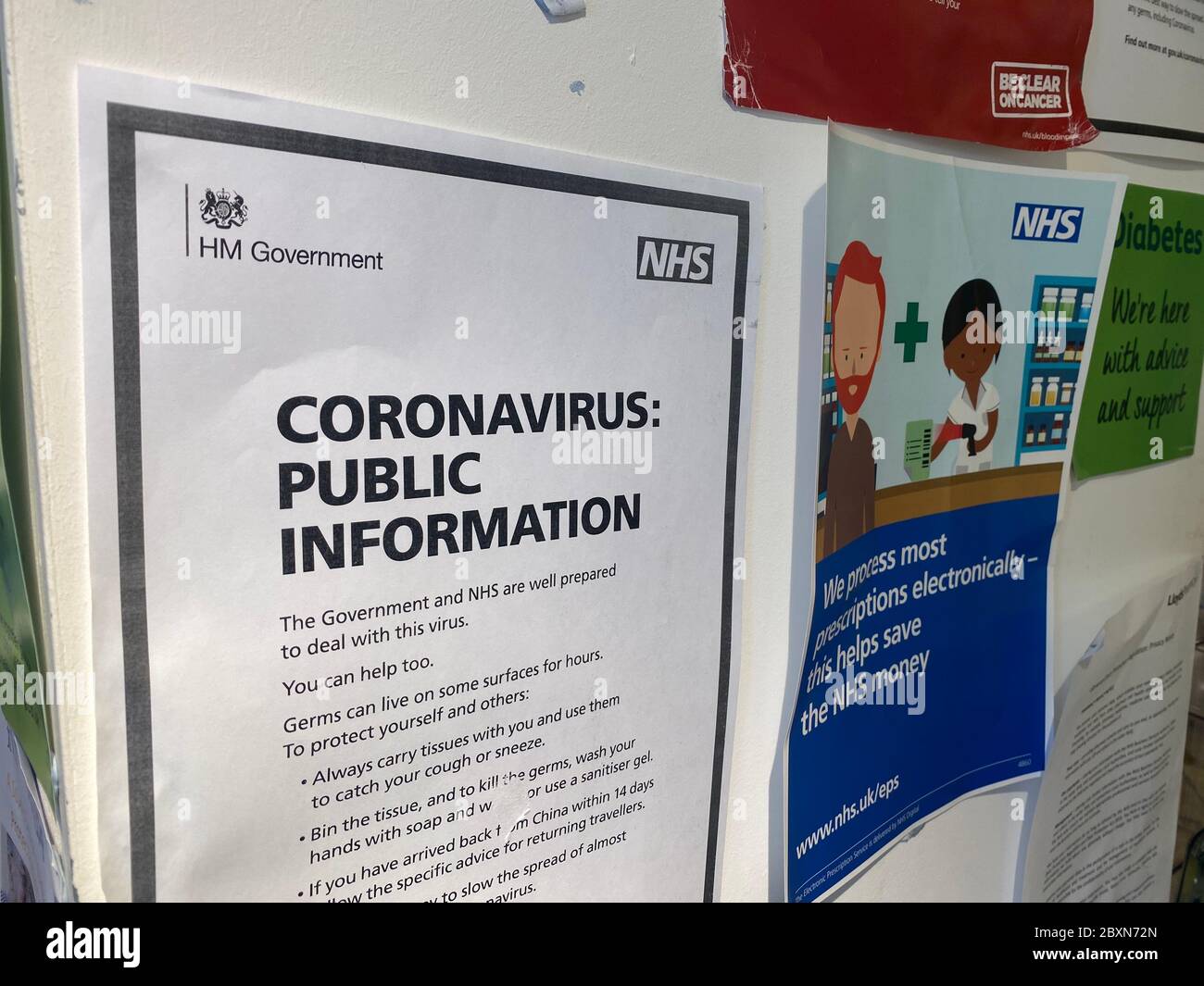 OXFORD, Großbritannien - Mai 2020: Ein Coronavirus-Schild für die öffentliche Gesundheit in einer Apotheke Stockfoto