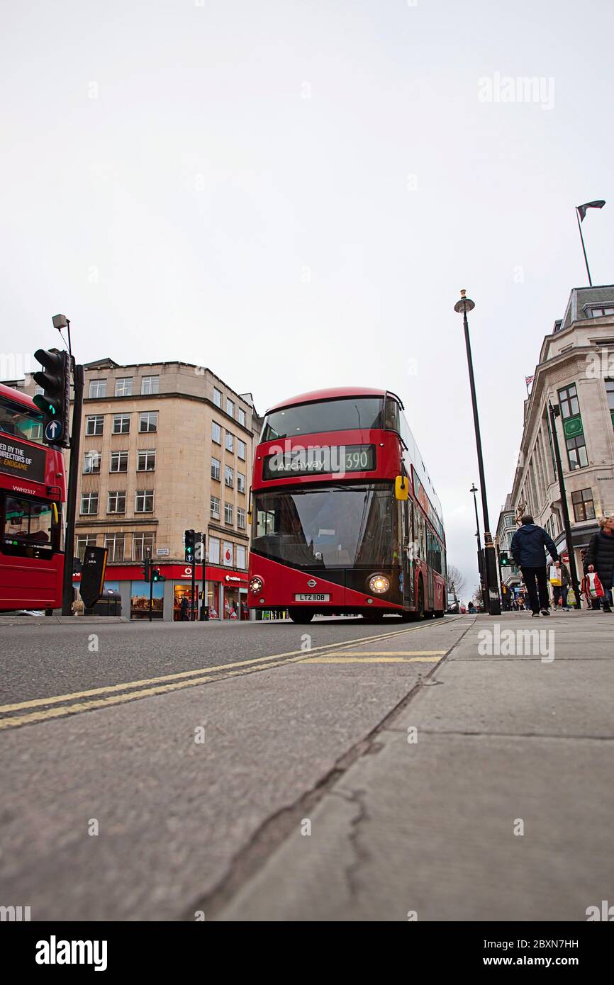 Red London Bus, Oxford St, Soho, London, Großbritannien Stockfoto