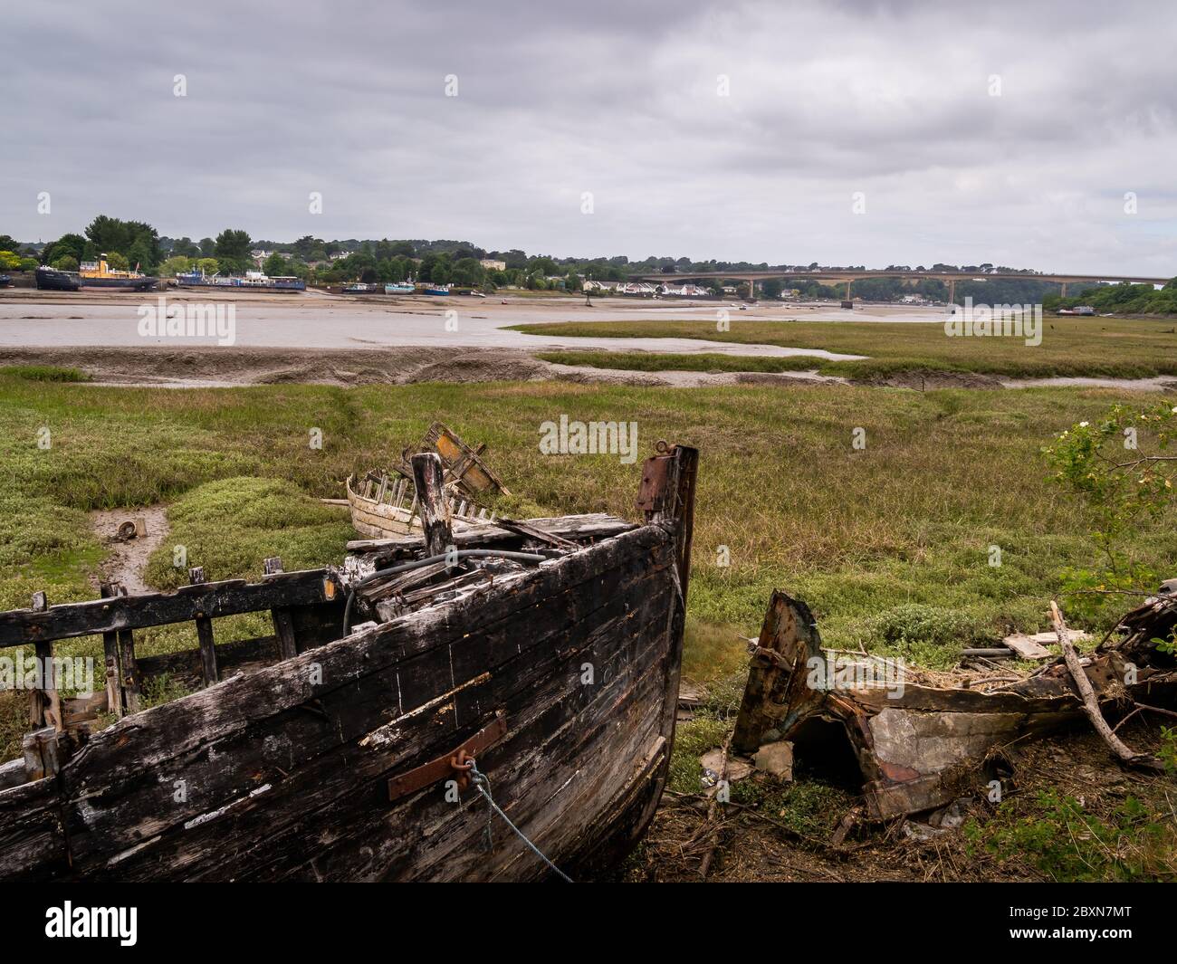 Altes Holzschiff, Wracks auf den Salzmarschen an der Flussmündung Torridge bei Bideford auf dem South West Coast Path in Devon, England, Großbritannien Stockfoto