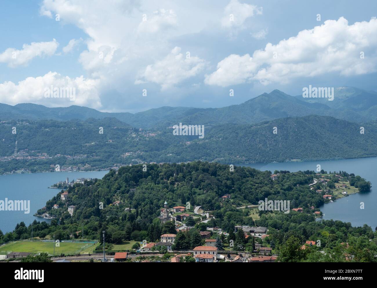 Panoramablick von einer großen Terrasse auf den Ortasee und sein Vorgebirge Stockfoto