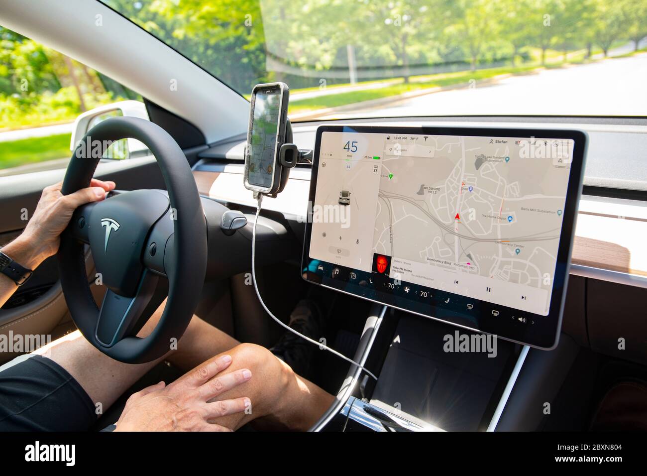 USA Maryland Tesla Elektroauto Modell Typ Y SUV Automobil, das von einem Mann gefahren wird Stockfoto