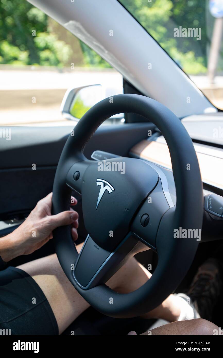 USA Maryland Tesla Elektroauto Modell Typ Y SUV Automobil, das von einem Mann gefahren wird Stockfoto
