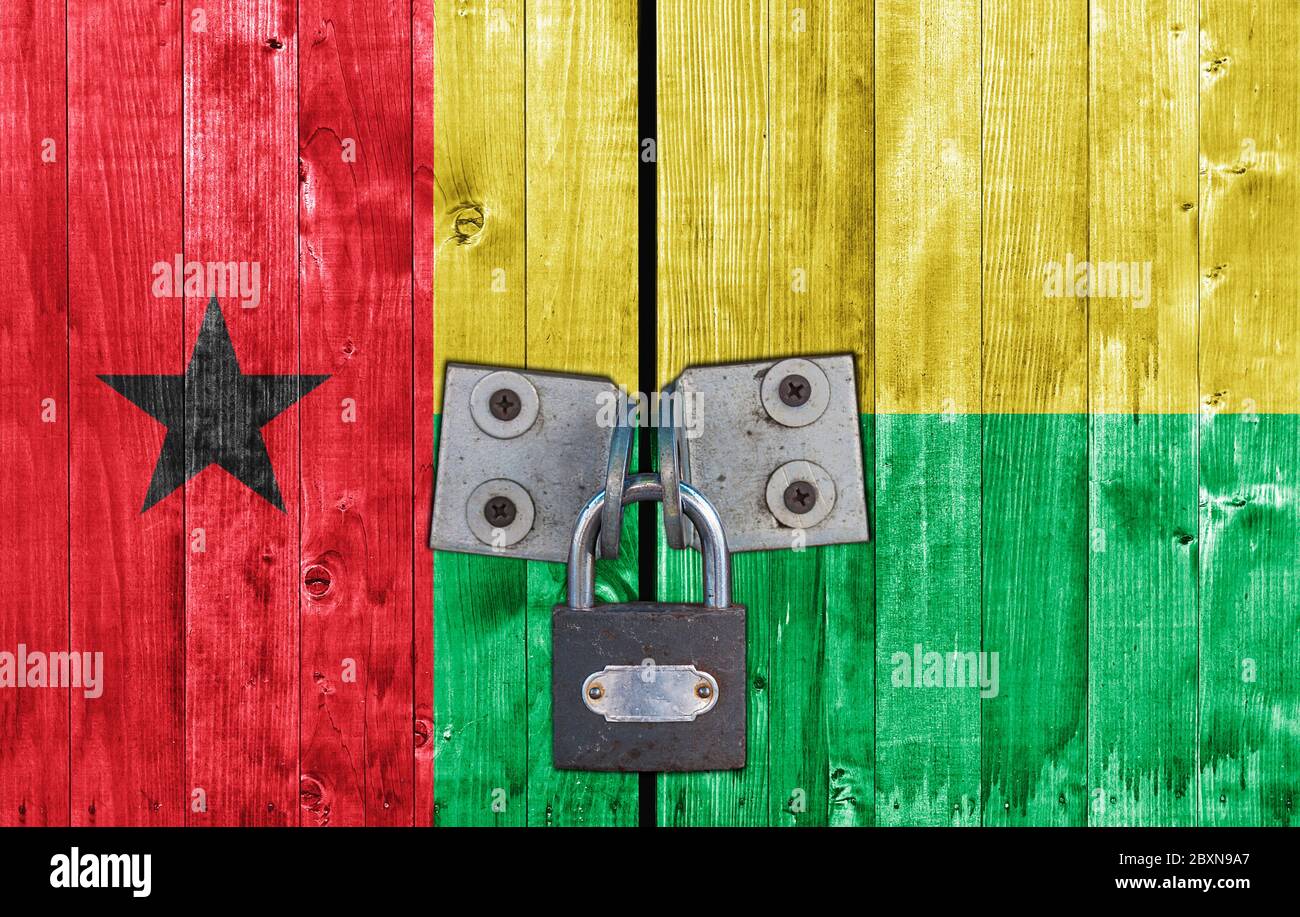 Guinea Bissau Flagge an Tür mit Vorhängeschloss Stockfoto