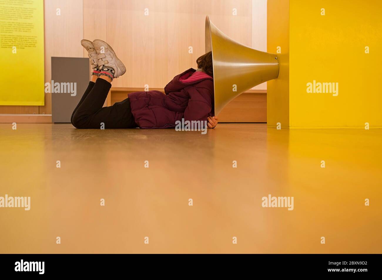 Mädchen mit Kopf in einem Lautsprecher, The Design Museum, London Stockfoto