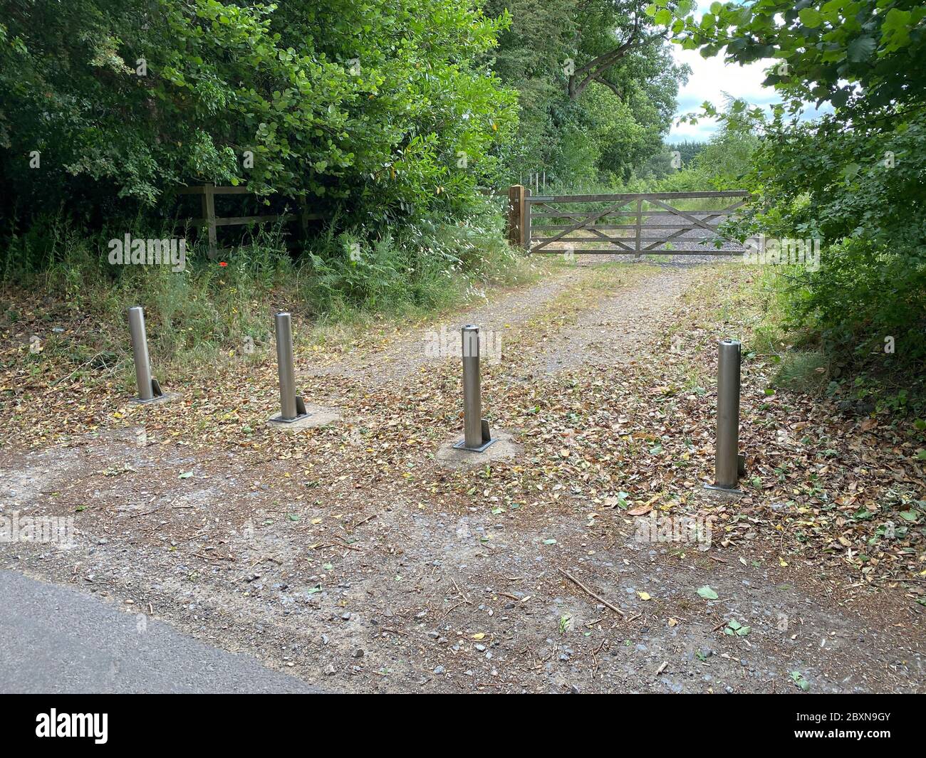 Eingang zu einem Feld in der Nähe von Godalming, Waverley, Surrey, England. Das Fliegen kippen in Großbritannien hat während der Covid 19 Coronavirus PAN zugenommen Stockfoto